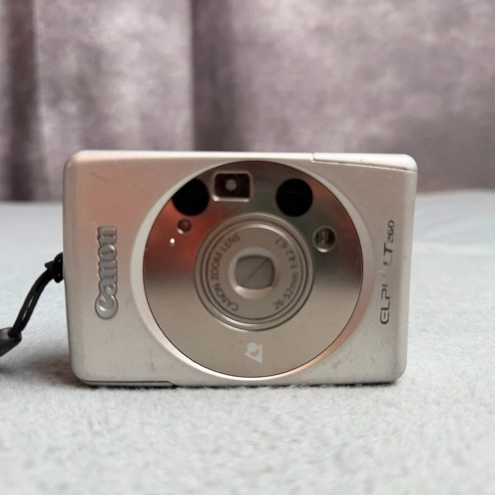 Canon ELPH LT 260 Silver APS Film Camera 26-52mm Zoom Lens Vintage Untested